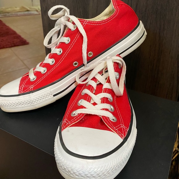 Converse all stars low. Red 7.5s - Picture 2 of 4
